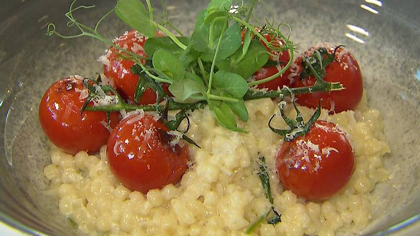 Gericht Pastasotto in einem grauen Teller mit Cherry Tomaten