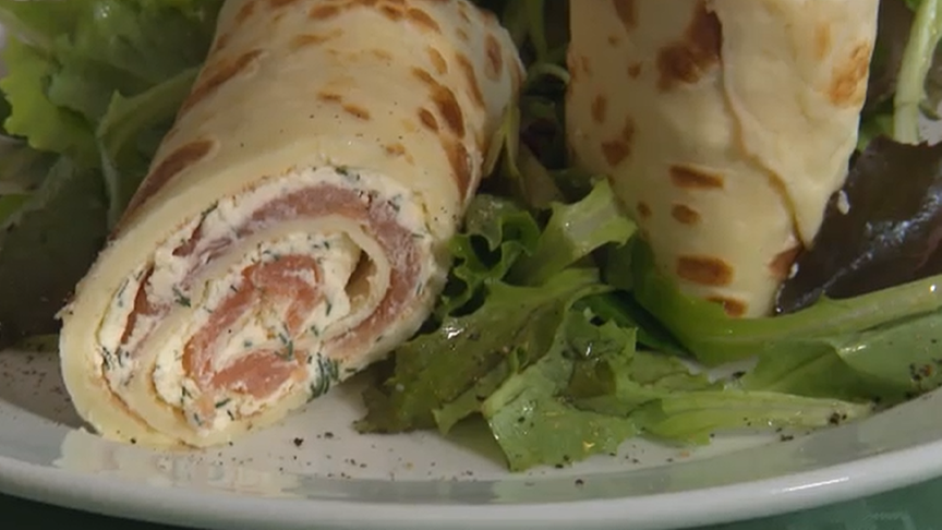 © ORF Frischkäseröllchen mit kaltgeräuchertem Bio Bachsaibling auf Blattsalat
