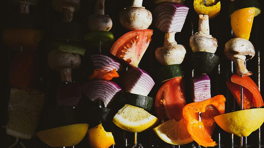© Foto: Unsplash (Beispielfoto) Gegrillte Gemüsespieße