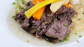 Gekochtes Rindfleisch mit Röstkartofferl und Kürbis-Rahmgemüse 