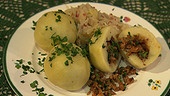 Knusper Grammelknödel, Kürbisgemüse, karamellisierte Kürbiskerne