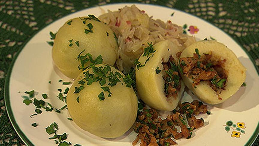 © ORF Knusper Grammelknödel, Kürbisgemüse, karamellisierte Kürbiskerne