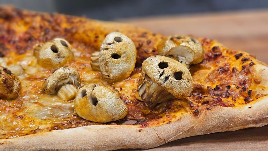 Gruselige Pizza mit Champignon-Totenköpfen