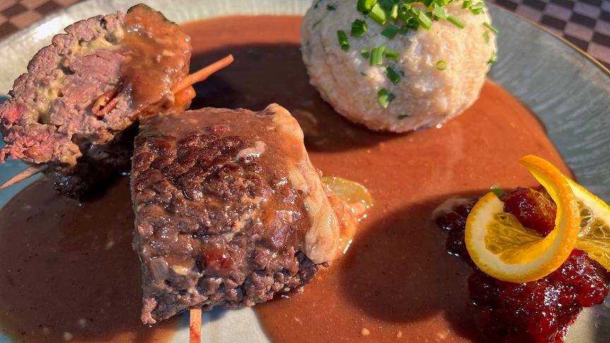 Kärntner Rindsroulade mit Semmelknödel und Preiselbeeren