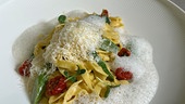 Hausgemachte Fettuccine mit Spargel und geräuchertem Schafskäse