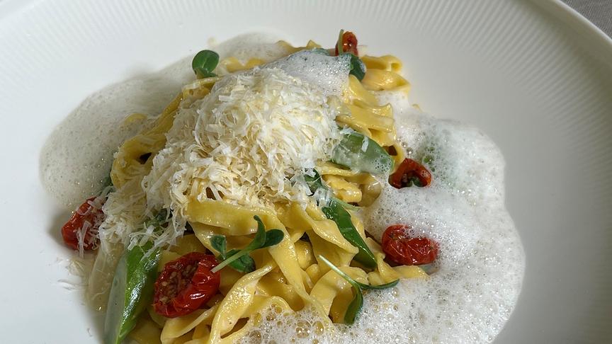 Hausgemachte Fettuccine mit Spargel und geräuchertem Schafskäse