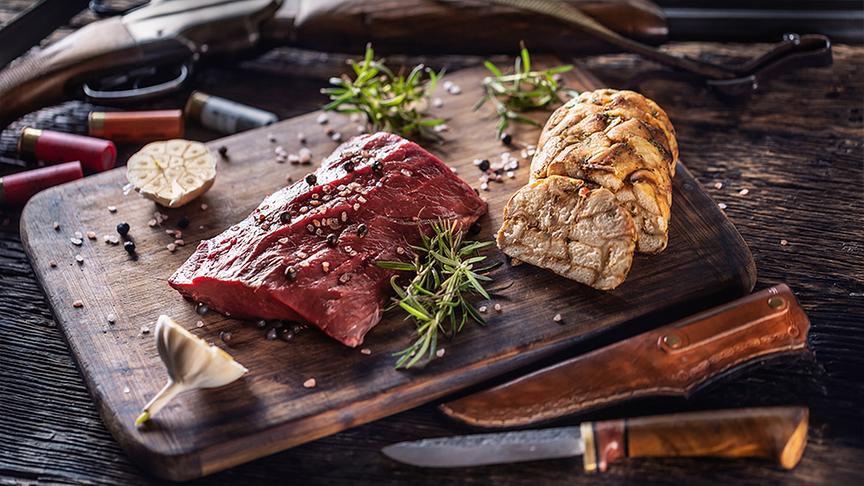 Hirschroulade mit Laugenknödeln und Rotkraut