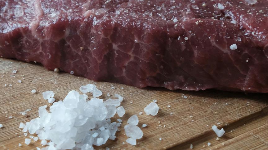 © Unsplash (Beispielfoto) Hirschschulter in der Salzkruste, Preiselbeerjus, Frühkraut und Serviettenschnitten