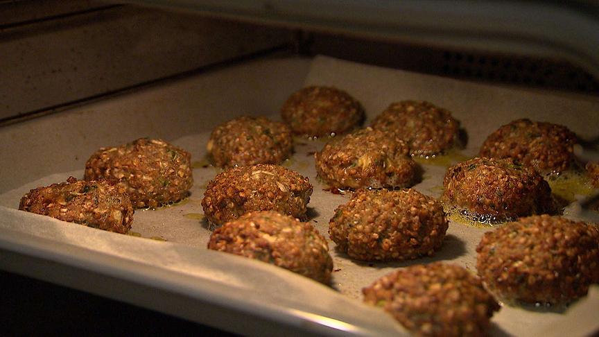 © ORF Hirse-Spinat-Laibchen mit Roter-Rüben-Sauce