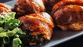 Hühnerfilet mit Gartenkräutern und Käse im Speckmantel, Fregola-Gartengemüse-Salat  