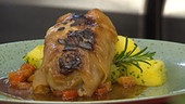 Kohlrouladen mit Kartoffeln & Sauce aus dem Bratensaft