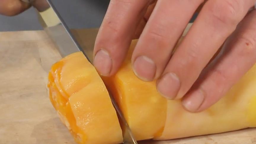 © Foto: ORF Zubereitung der Kürbis-Erdäpfel-Kipferl