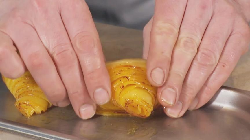 © Foto: ORF Zubereitung der Kürbis-Erdäpfel-Kipferl