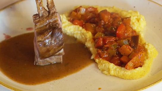 Lammrücken mit Ratatouille und Polenta