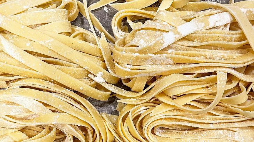 Linguine mit geschmorten Zwiebeln, Fenchel und Spirulina