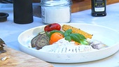 Gegrillte Dorade mit mediterranem Sommergemüse, Pfirsich-Tomaten-Salsa und Zitronen-Kräuteröl 