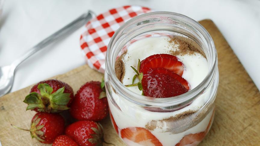 © Unsplash Mohn-Erdbeer-Tiramisu