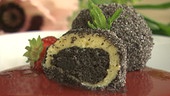 Mohnknödel auf Erdbeerspiegel