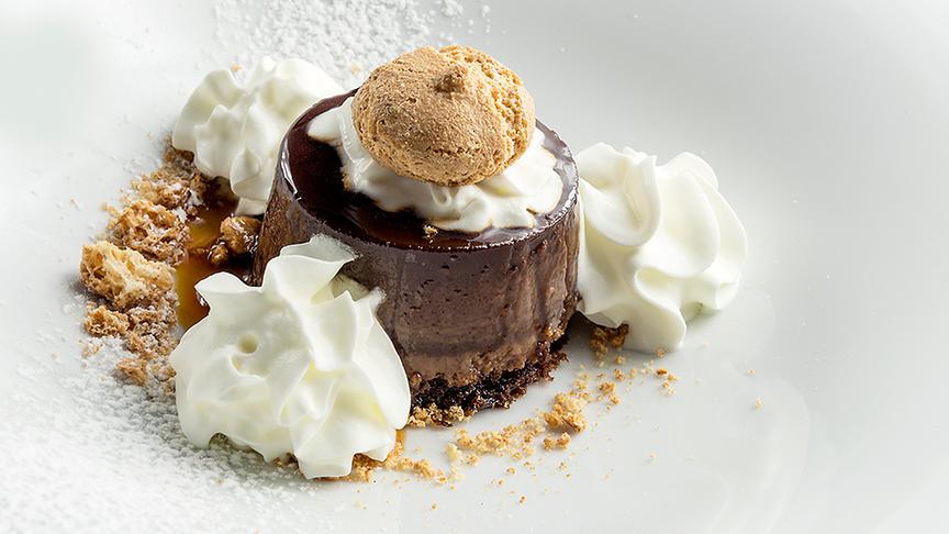 Nougatparfait mit Dekoration