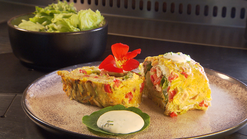 © ORF Goldbraun gebackene Ofen-Palatschinke, aufgerollt mit Frischkäse, frischem Gemüse und Hühnerstreifen, dazu Knoblauch-Dip und grüner Salat.