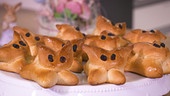 Osterbäck aus süßem Germteig