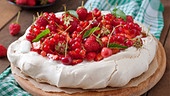 Pavlova mit Beeren