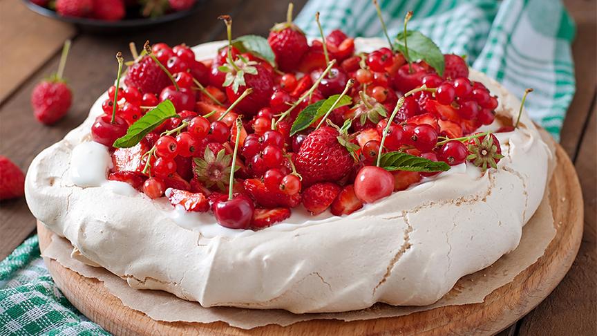Pavlova mit Beeren