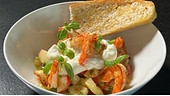 Pfirsich-Paradeiser Salat mit Burrata, Garnelen und Focaccia