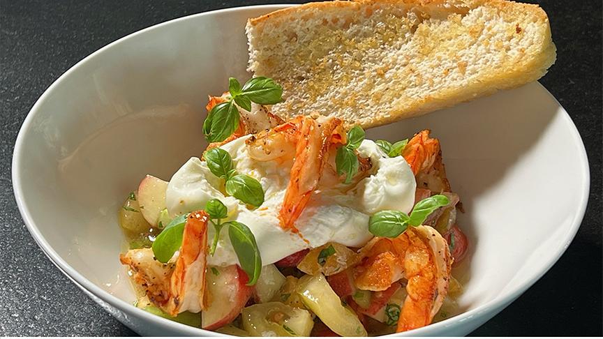© Foto: ORF Pfirsich-Paradeiser Salat mit Burrata, Garnelen und Focaccia