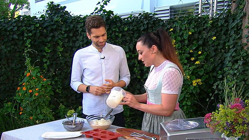 Philipp Maschl lässt sich von Lydia Maderthaner die Zubereitung eines Parfaits erklären