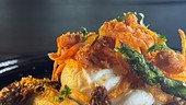 Pochiertes Bauernei mit Spargel. Morcheln und Pinzgauer Schotten