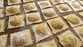 Ravioli mit Babymozzarella, Kirschtomaten und Eierschwammerln