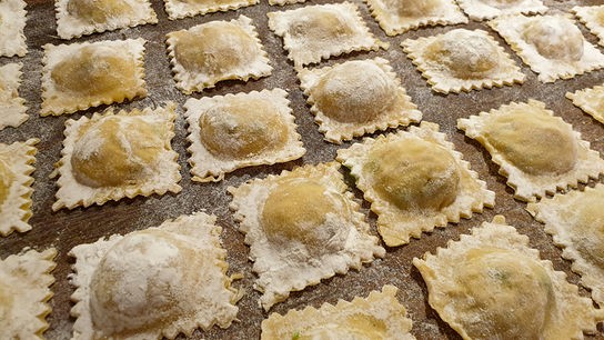 © Unsplash (Beispielfoto) Ravioli mit Babymozzarella, Kirschtomaten und Eierschwammerln