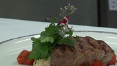 Heimisches Rinderfiletsteakauf Eierschwammerlrisotto und glasierten Kirschtomaten
