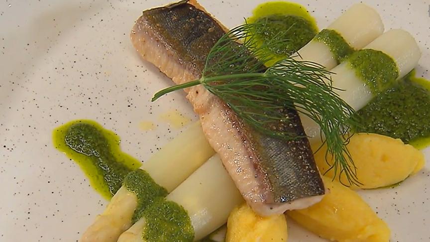 © ORF Saiblingsfilet, Spargel, steirische Polenta, Kräuter-Zitronenöl