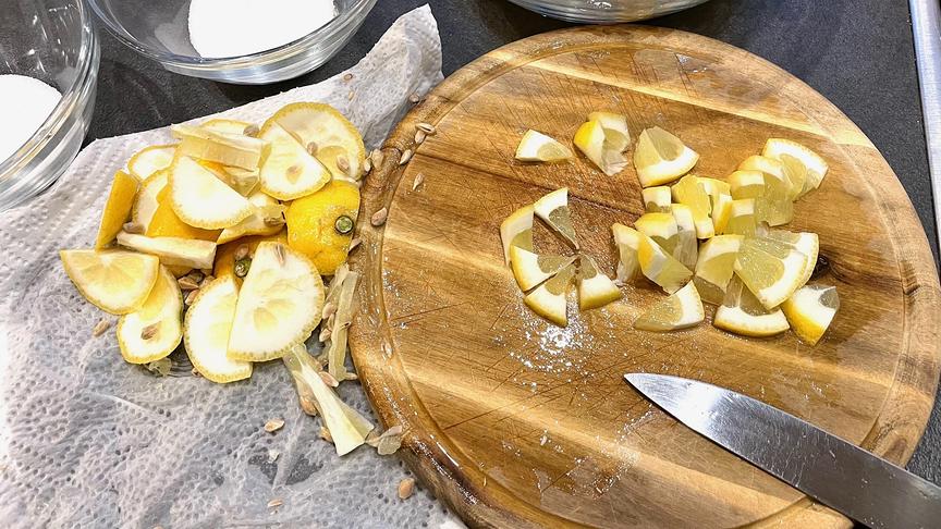 © Foto: ORF Salzzitronen werden in kleine Stücke geschnitten.