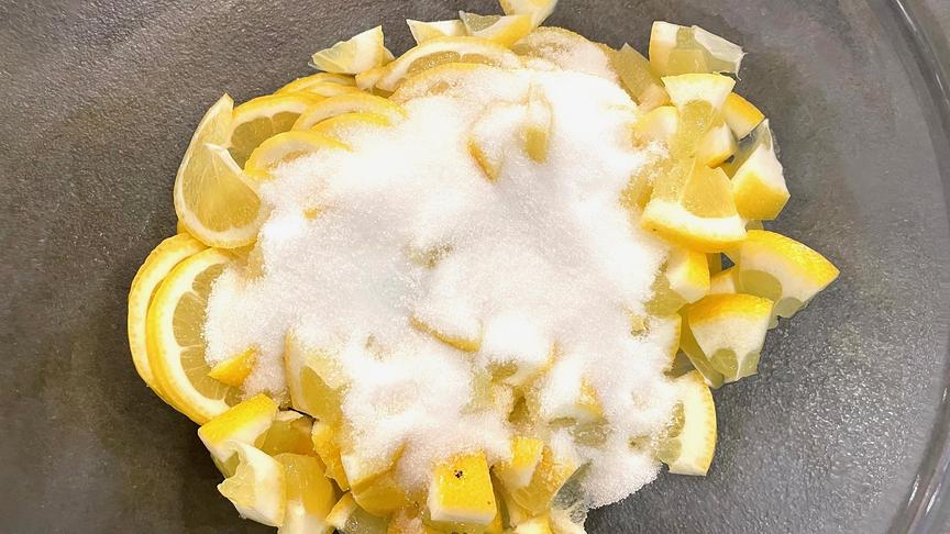 © Foto: ORF Salz und Zucker werden den geschnittenen Zitronen beigefügt.