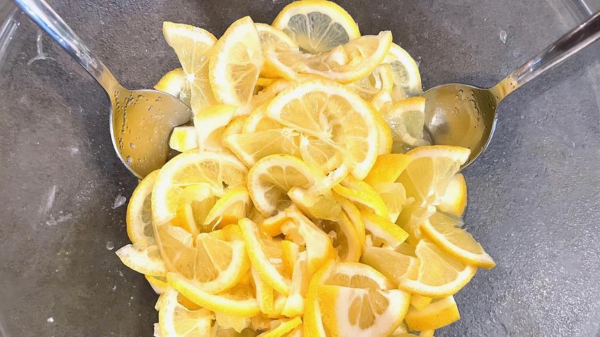 © Foto: ORF Die Zitronen durchmischen.