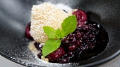 Topfenknödel mit Schwarzbeer-Ragout