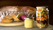 Schichtsalat mit Dinkelbaguette