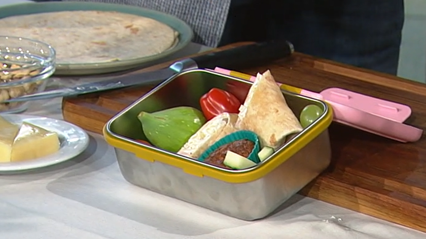 Jausenbox bestehend aus Bananenmuffin, Feigen, Wrap, Gemüse und Obst