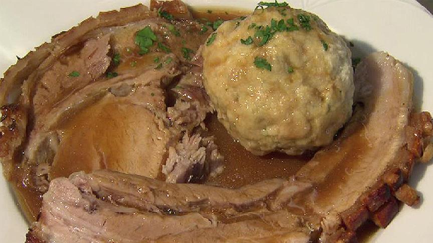 © ORF Schweinsbraten mit Serviettenknödel und warmer Krautsalat
