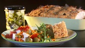Selbstgemachter Weichkäse mit griechischem Salat und Kräuter – Molke – Focaccia