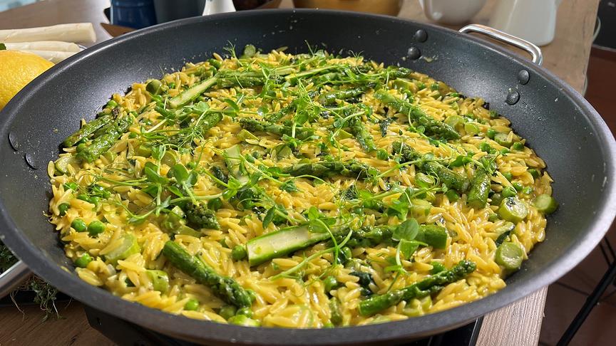 Spargel-Orzo-Pfanne