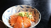 Sushireis Bowl mit Lachstataki
