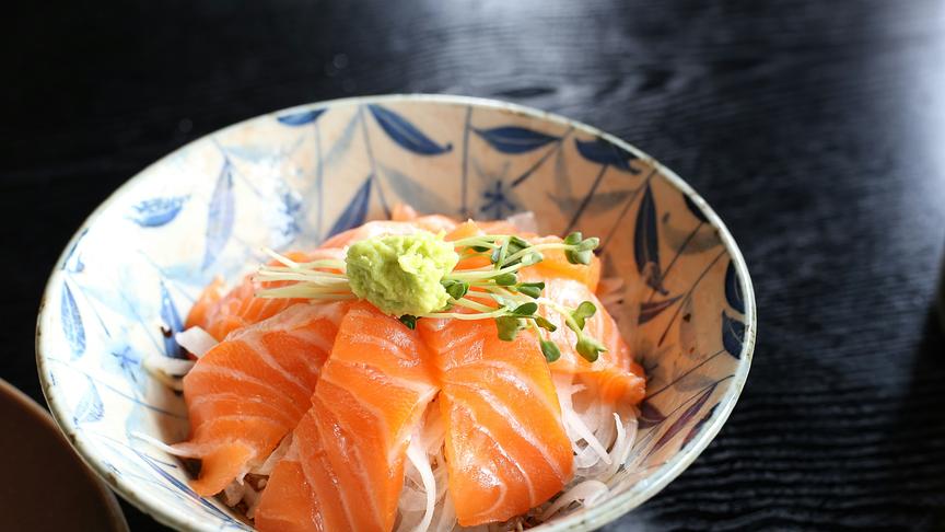 © Unsplash (Beispielfoto) Sushireis Bowl mit Lachstataki