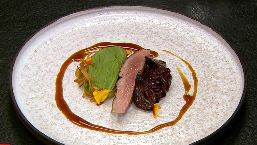 © Foto: ORF Weihnachtliche Ente mit Rotkraut und Kartoffelstampf