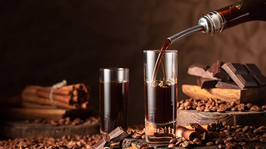 © Foto: Colourbox (Beispielfoto) Kaffee-Likör in einem schmalen Glas