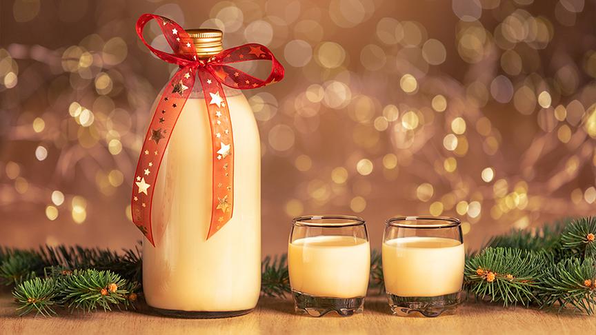 © Foto: Colourbox (Beispielfoto) Eierlikör mit weihnachtlichem Hintergrund
