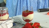 Weiße Schokoladencreme mit marinierten Erdbeeren und Krokant im Glas